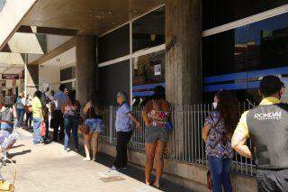 Sem acesso ao ‘Caixa Tem’, trabalhadores formam filas em agências e lotéricas para sacar auxílio de R$ 600