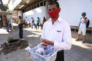 Sem dinheiro para máscaras, desempregados enfrentam filas pelo auxílio de R$ 600 em Campo Grande