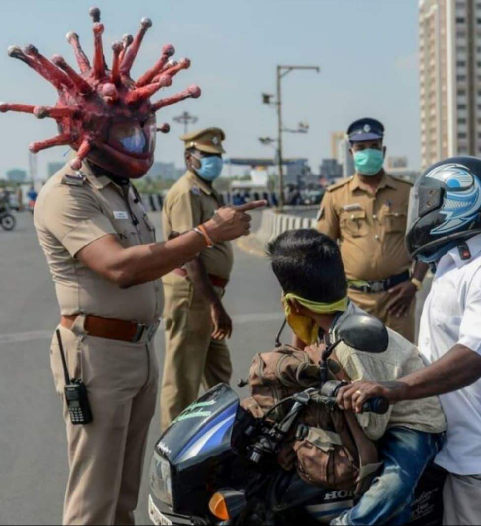 Policial usa capacete em formato coronavírus para alertar indianos nas ruas
