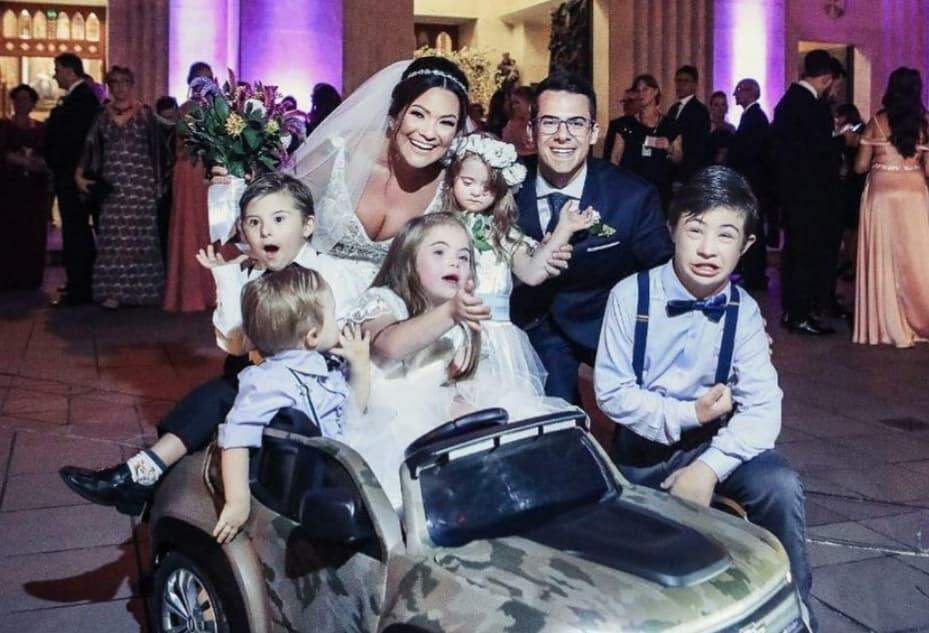 A convite do noivo, crianças com Down levam alianças de casamento da sua fonoaudióloga