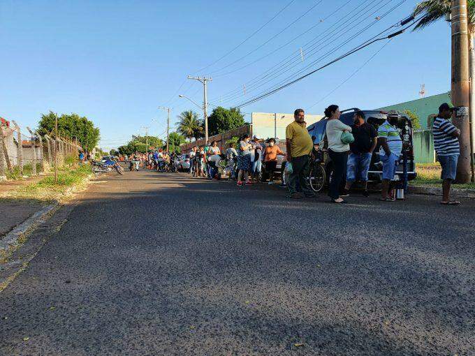 Campo Grande começa maio com filas gigantes para sacar auxílio de R$ 600 nas agências da Caixa