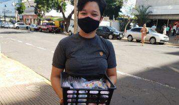 Aposta de informais, venda de máscaras de proteção caiu pela metade e alerta é para material utilizado