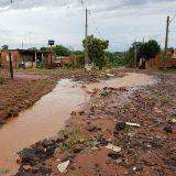 Na periferia de Campo Grande, chuva intensa alagou ruas e deixou moradores ilhados na lama