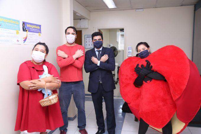 Em tempos de distanciamento social, Dia do Abraço é comemorado de outras formas