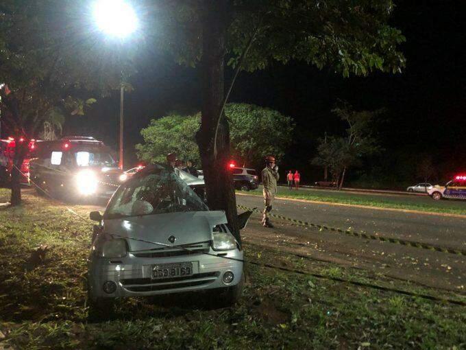 Carro é jogado em árvore após batida e mulher morre na Gury Marques