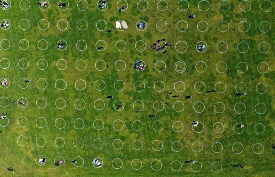 Parques nos EUA usam círculos para manter distanciamento social.