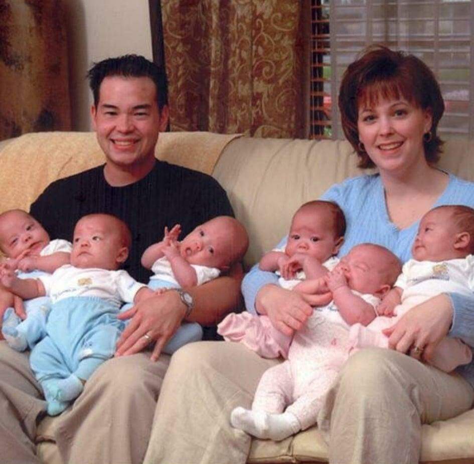Família que teve sêxtuplos recria foto viral anos depois.