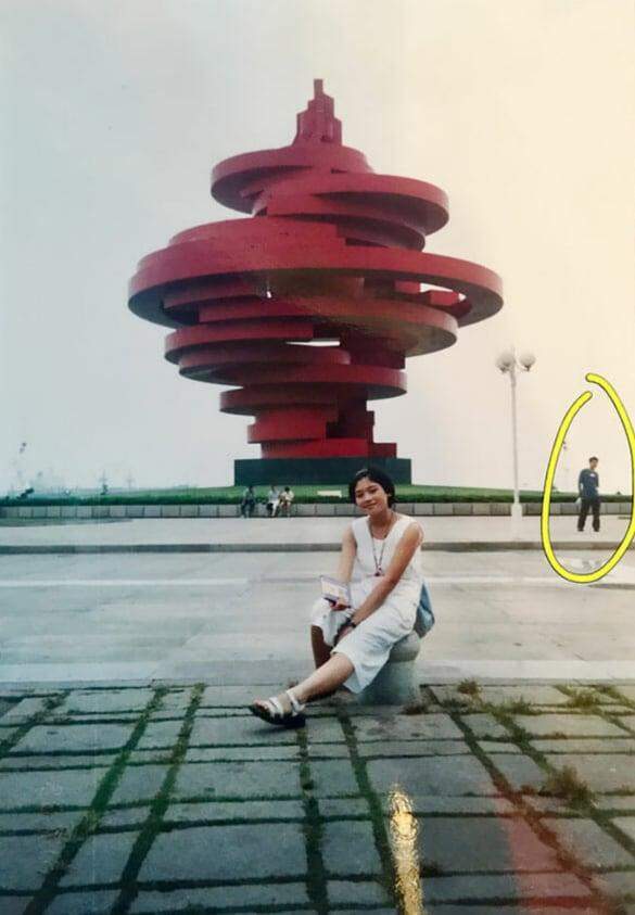 Olhando fotos antigas, casal na China descobre que havia se cruzado 11 anos antes de se conhecer