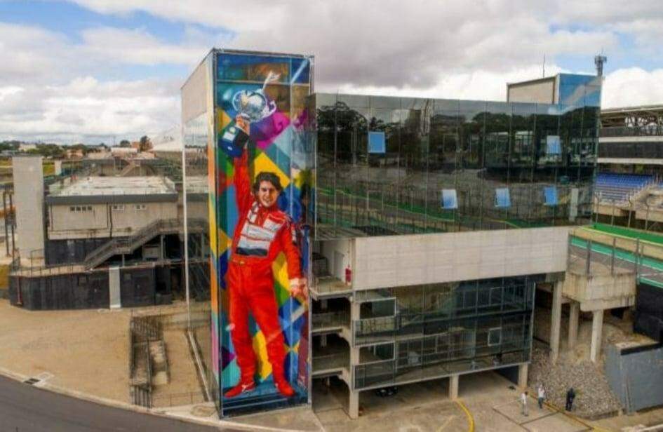 No aniversário de Interlagos, um mural em homenagem a Ayrton Senna.