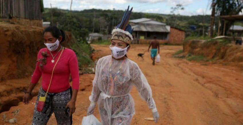 Enfermeira indígena da Amazônia ajuda na luta contra coronavírus.