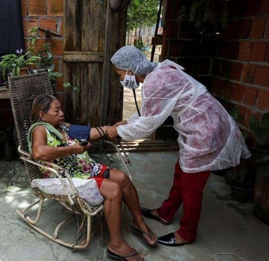 Enfermeira indígena da Amazônia ajuda na luta contra coronavírus.