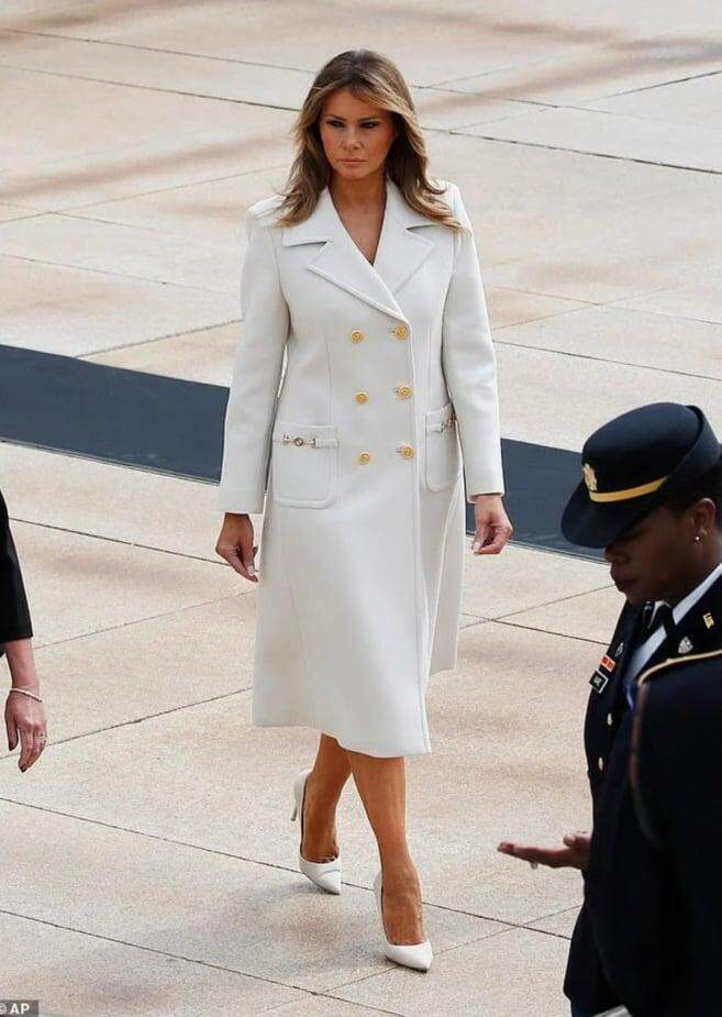 Melania Trump combina seu casaco e sapatos brancos para marcar o Memorial Day