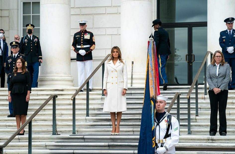 Melania Trump combina seu casaco e sapatos brancos para marcar o Memorial Day