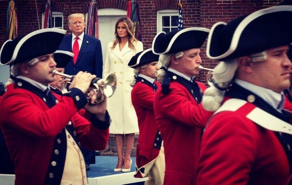 Melania Trump combina seu casaco e sapatos brancos para marcar o Memorial Day