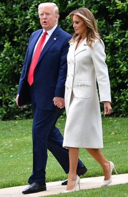 Melania Trump combina seu casaco e sapatos brancos para marcar o Memorial Day