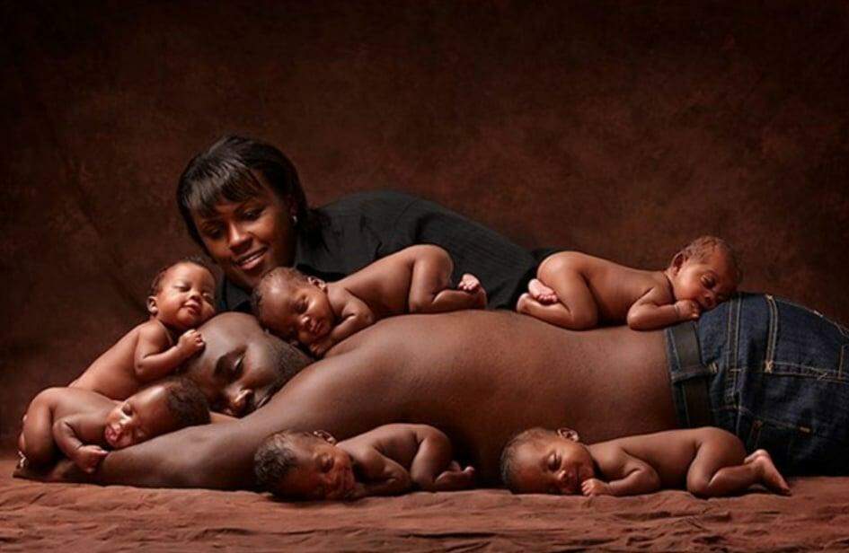 Família que teve sêxtuplos recria foto viral anos depois.