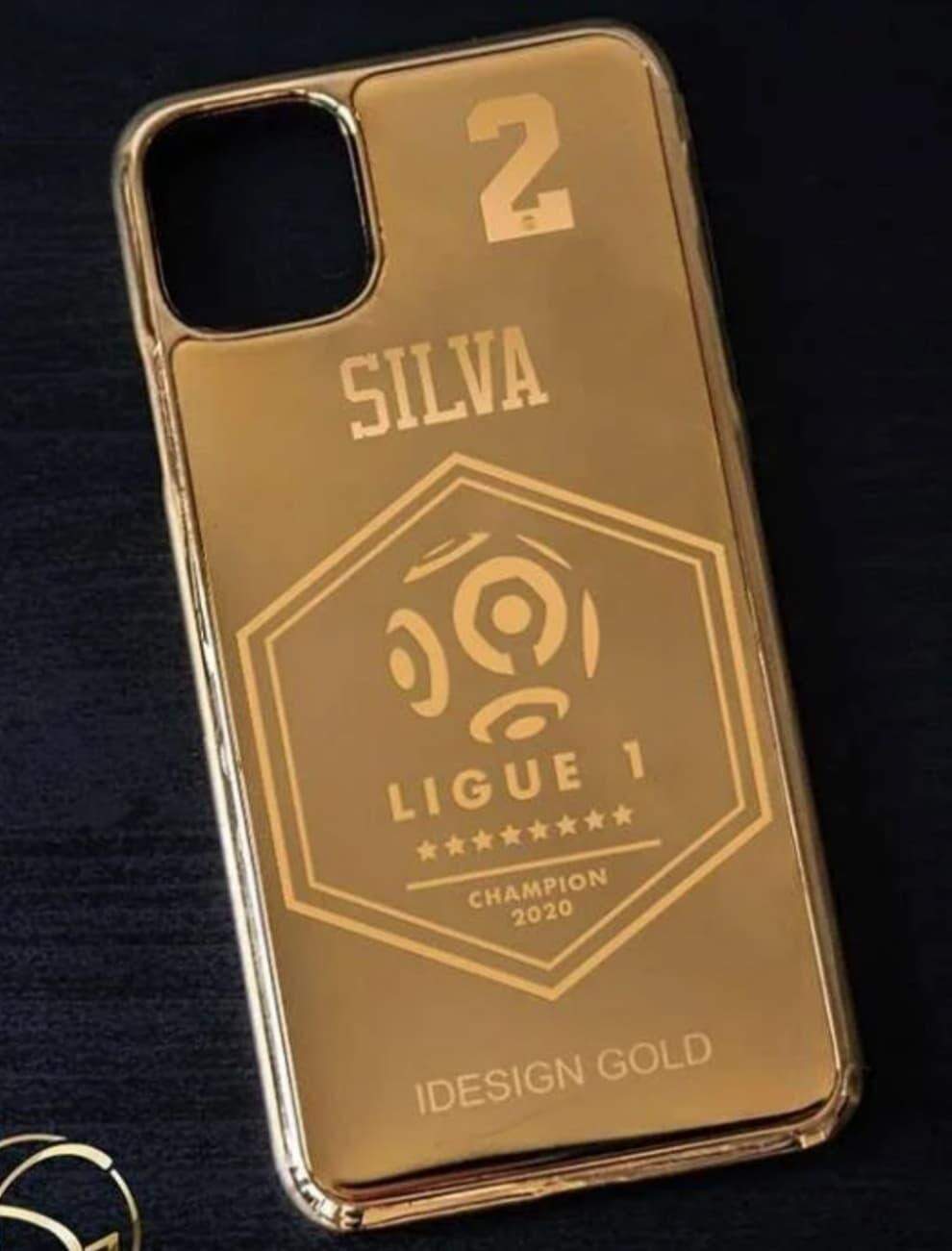No lançamento do Iphone 11, Neymar e Mbappé  ganharam o novo modelo em ouro 24 quilates, bem personalizado, que custa mais de R$ 21 mil.