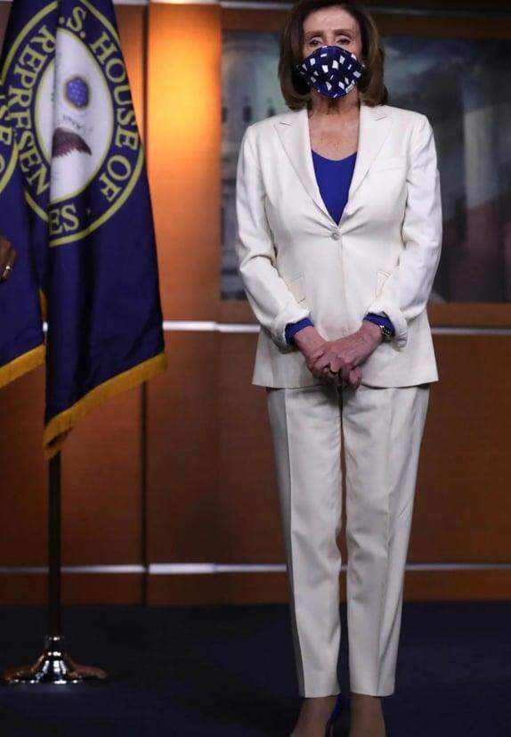 Nancy Pelosi e suas máscaras, símbolo de comunicação e expressão.