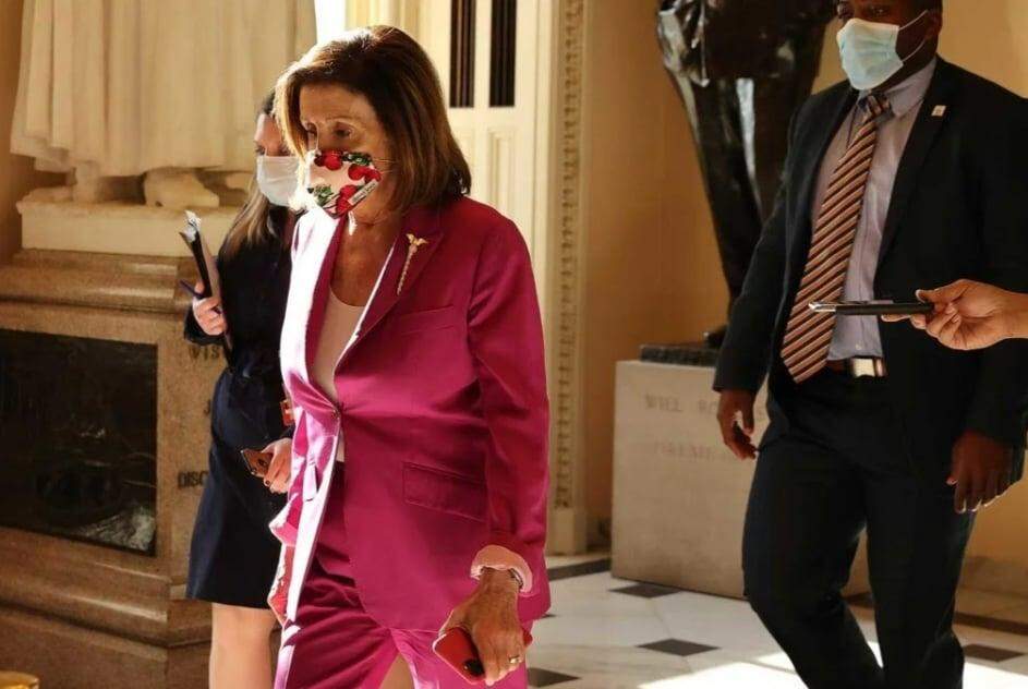 Nancy Pelosi e suas máscaras, símbolo de comunicação e expressão.