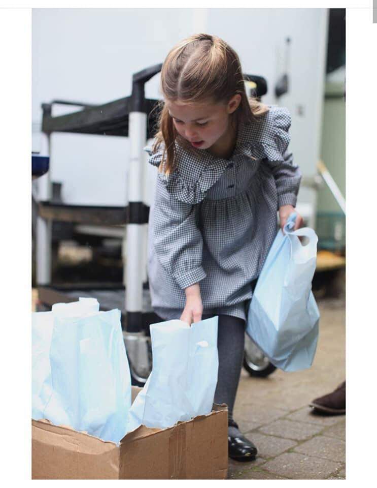 Princesa Charlotte celebrou seu aniversário de 5 anos ajudando o próximo