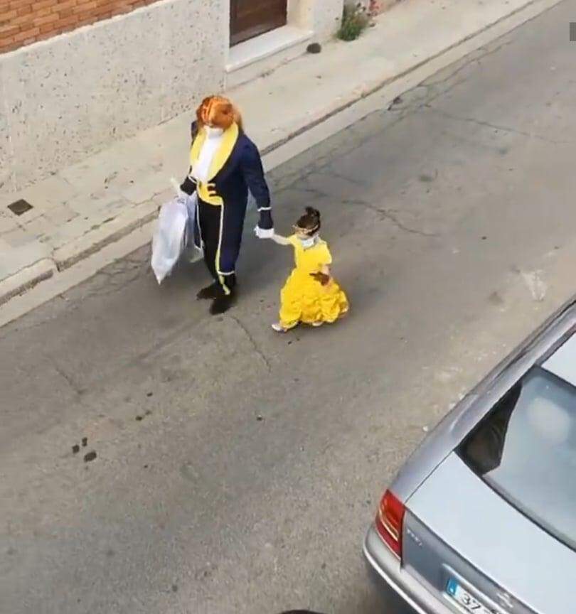 Pai e filha usam fantasias para levar lixo durante o isolamento na Espanha