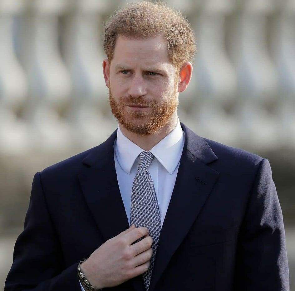 Fonte próxima ao Príncipe Harry afirma que o monarca está se sentindo 'sem rumo'