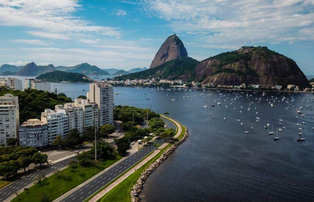 Fotógrafo Buda Mendes usa drone para mostrar o vazio deixado pelo coronavírus na paisagem do Rio de Janeiro.