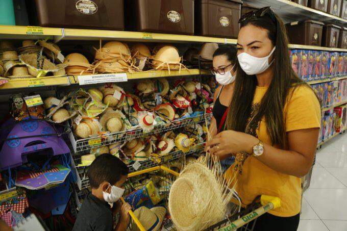 Arraial na quarentena: festas adaptadas movimentam lojas de artigos juninos em Campo Grande