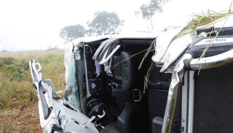 Alta velocidade e neblina provocam capotamento de Hilux em rodovia e três ficam feridos