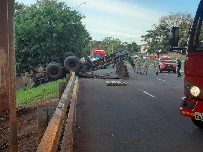 Semirreboque escapa, cai do pontilhão da Mascarenhas e mata ciclista