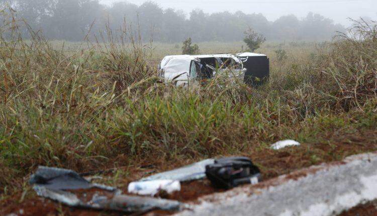 Alta velocidade e neblina provocam capotamento de Hilux em rodovia e três ficam feridos