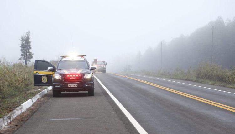 Alta velocidade e neblina provocam capotamento de Hilux em rodovia e três ficam feridos