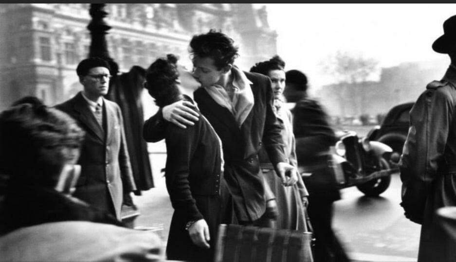 Vocês sabem as histórias das fotos dos beijos em 1945?