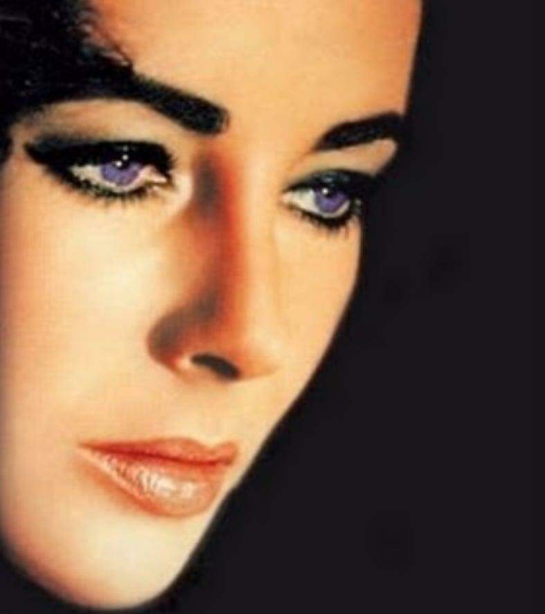 Retrato icônico de Elizabeth Taylor com cicatriz de traqueotomia de emergência