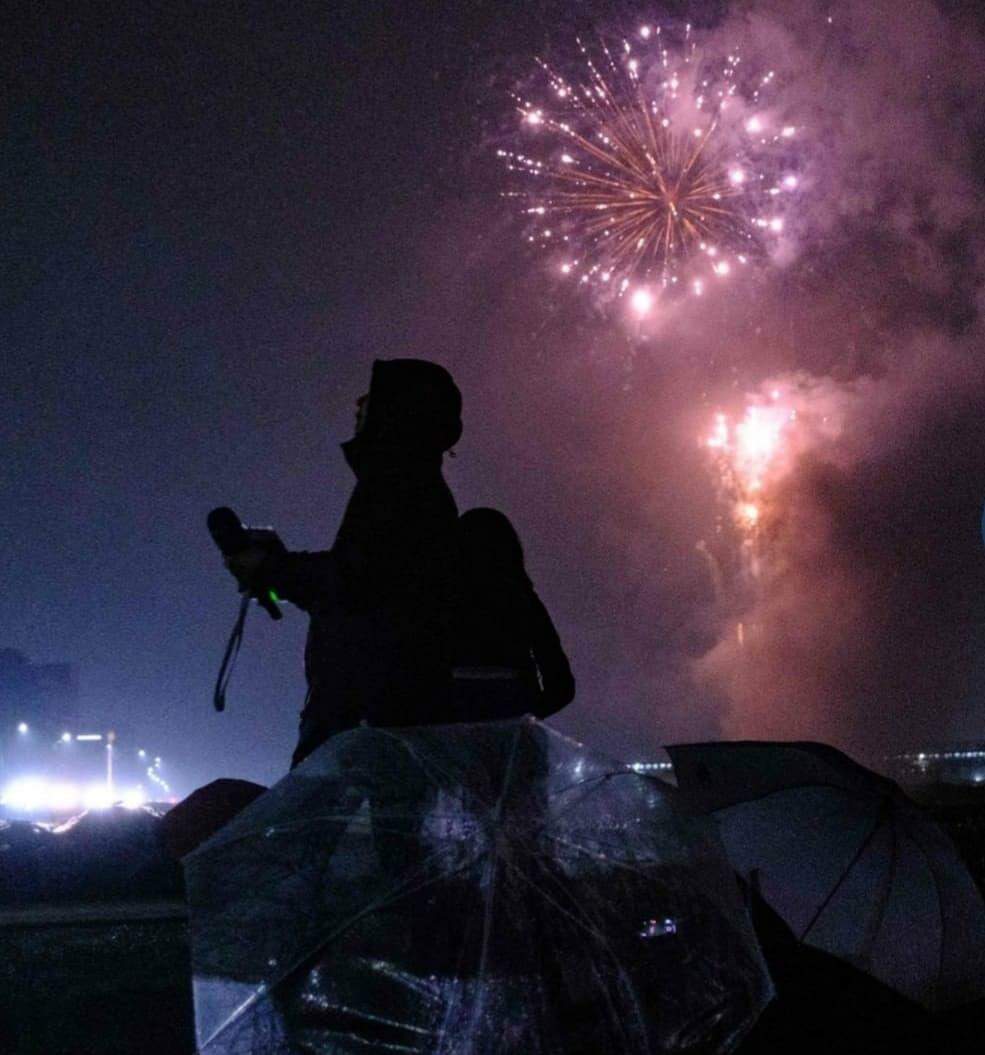 Fogos de artifício colorem os céus do Japão para animar a população em meio à pandemia.