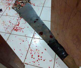 Homem invade casa armado com facão e quase decepa mão de mulher com golpes