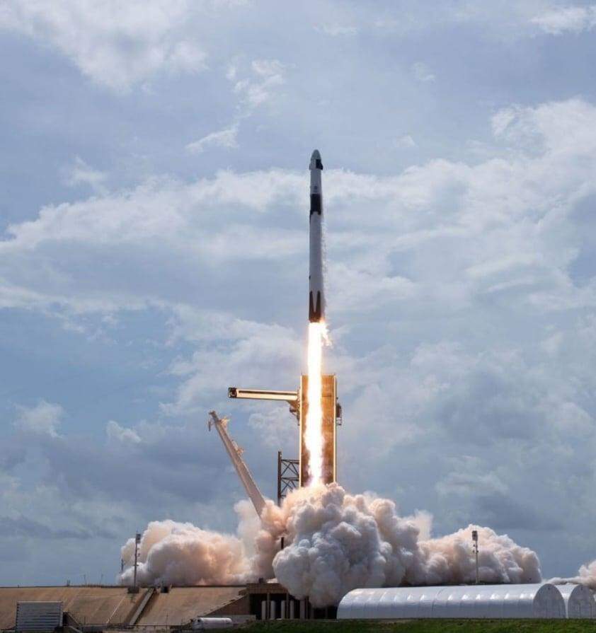 Foguete da SpaceX com dois astronautas foi lançado na Flórida