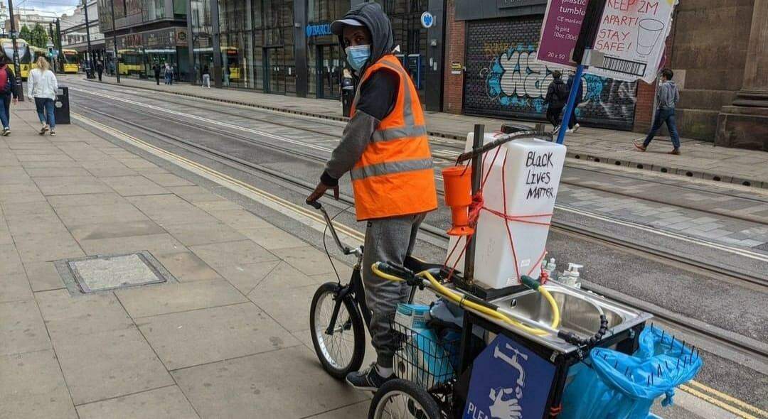 Criatividade do bem: homem usa bicicleta para proteger manifestantes