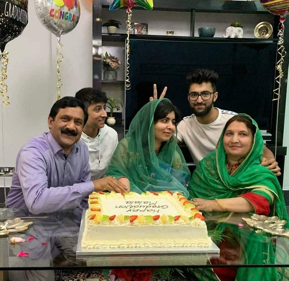 Malala Yousafzai comemora sua graduação na Universidade de Oxford