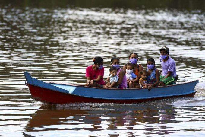 Ribeirinhos do Marajó cortam os rios para receber cestas básicas