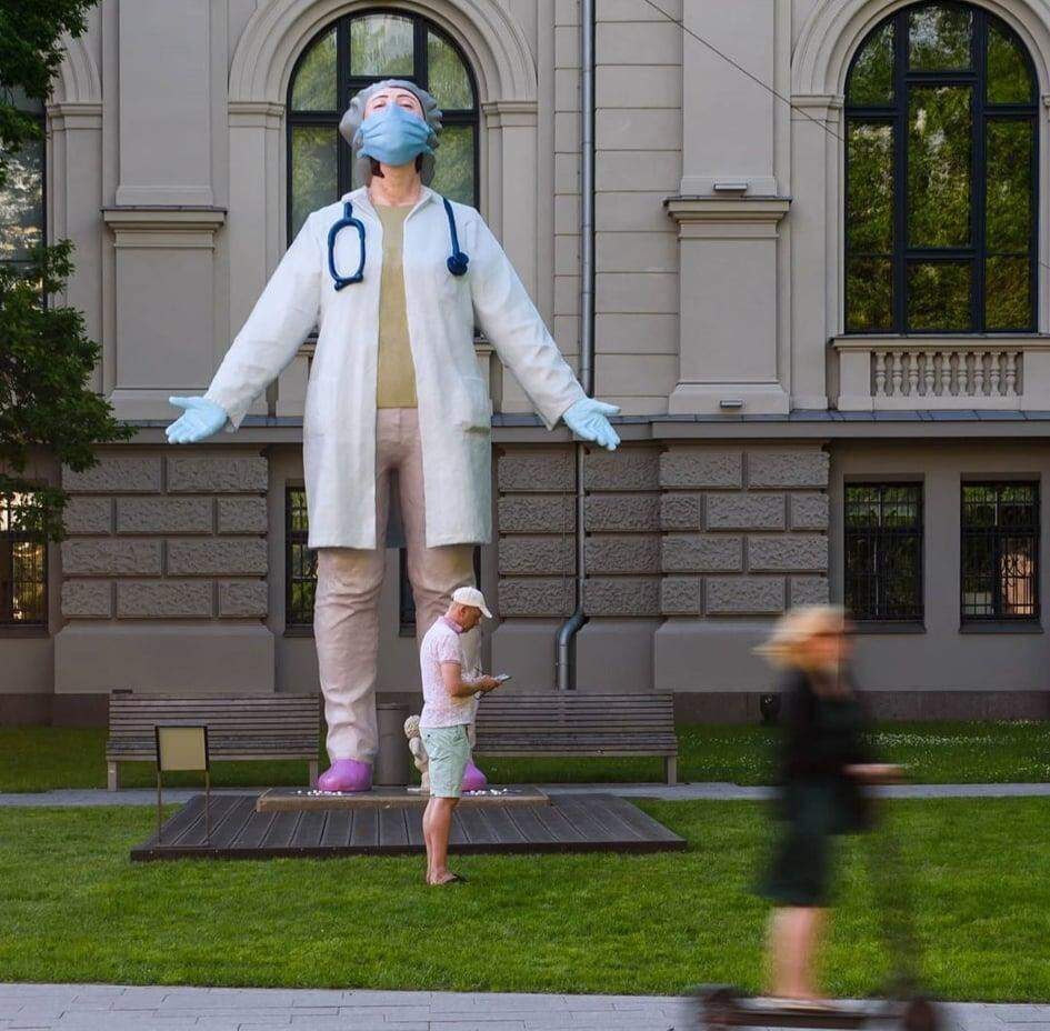 'Medics To The World', escultura  em homenagem aos profissionais de saúde.