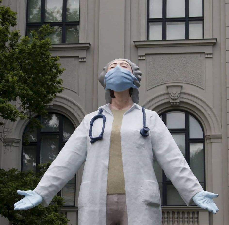 'Medics To The World', escultura  em homenagem aos profissionais de saúde.