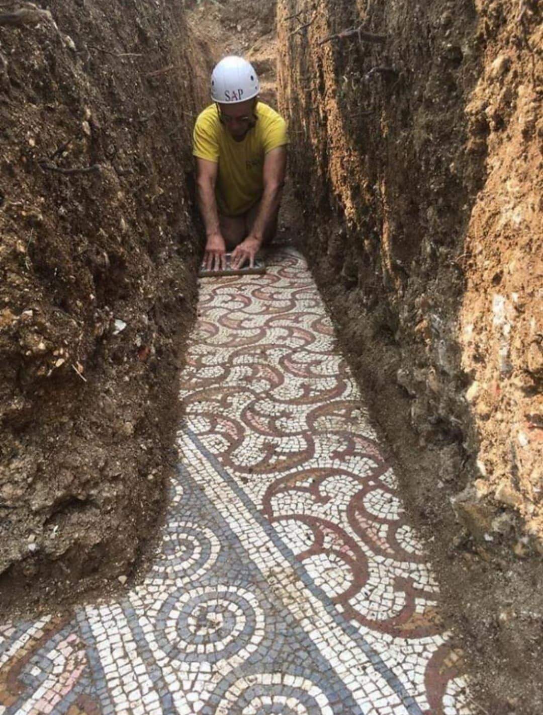 Descoberto piso de mosaico romano do século III d.C, em Verona.