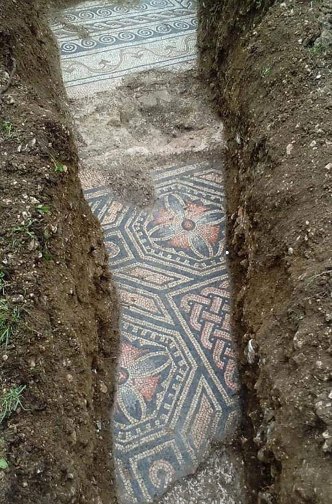 Descoberto piso de mosaico romano do século III d.C, em Verona.