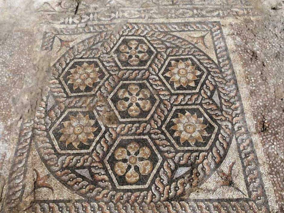 Descoberto piso de mosaico romano do século III d.C, em Verona.