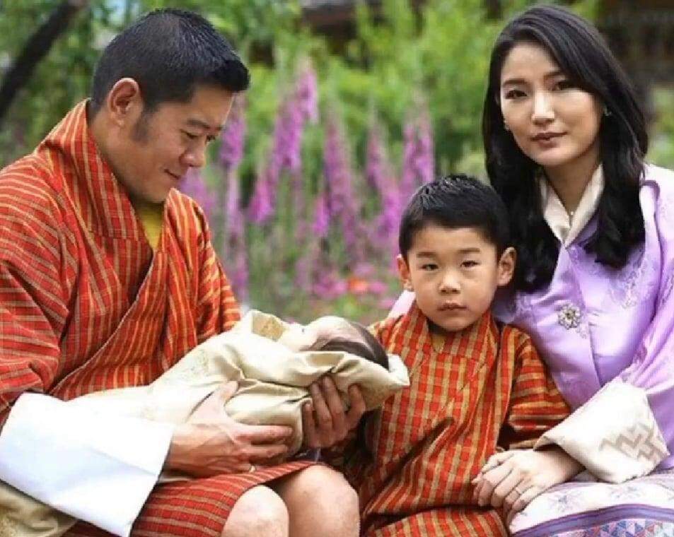 Os reis do Butão nos apresentam a seu segundo filho.