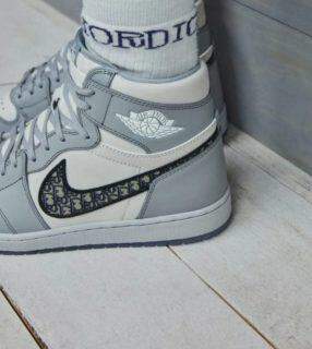 Edição limitada de "Air Jordan I High OG Dior" em homenagem ao 35º aniversário desse modelo.