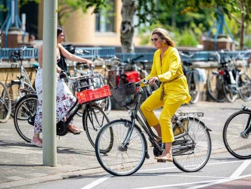 Máxima da Holanda em passeio de bicicleta visita museu.