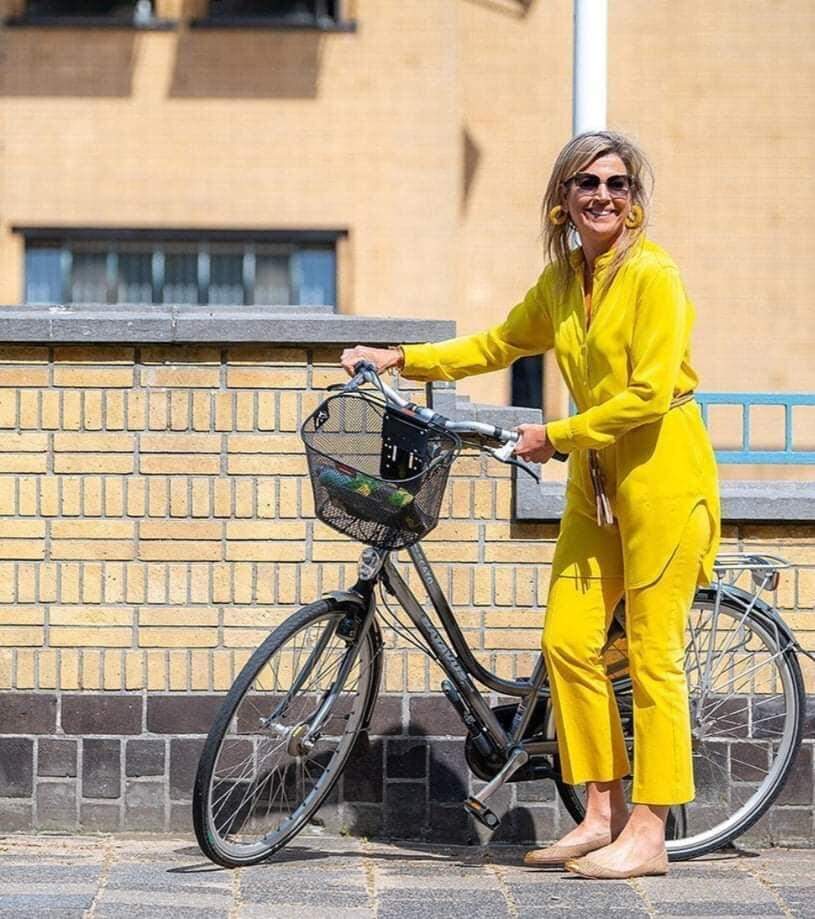 Máxima da Holanda em passeio de bicicleta visita museu.