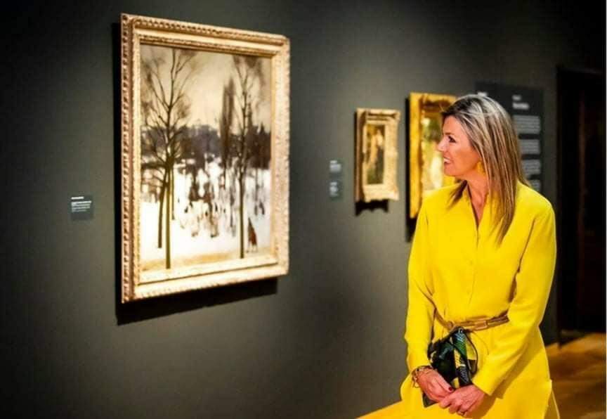 Máxima da Holanda em passeio de bicicleta visita museu.